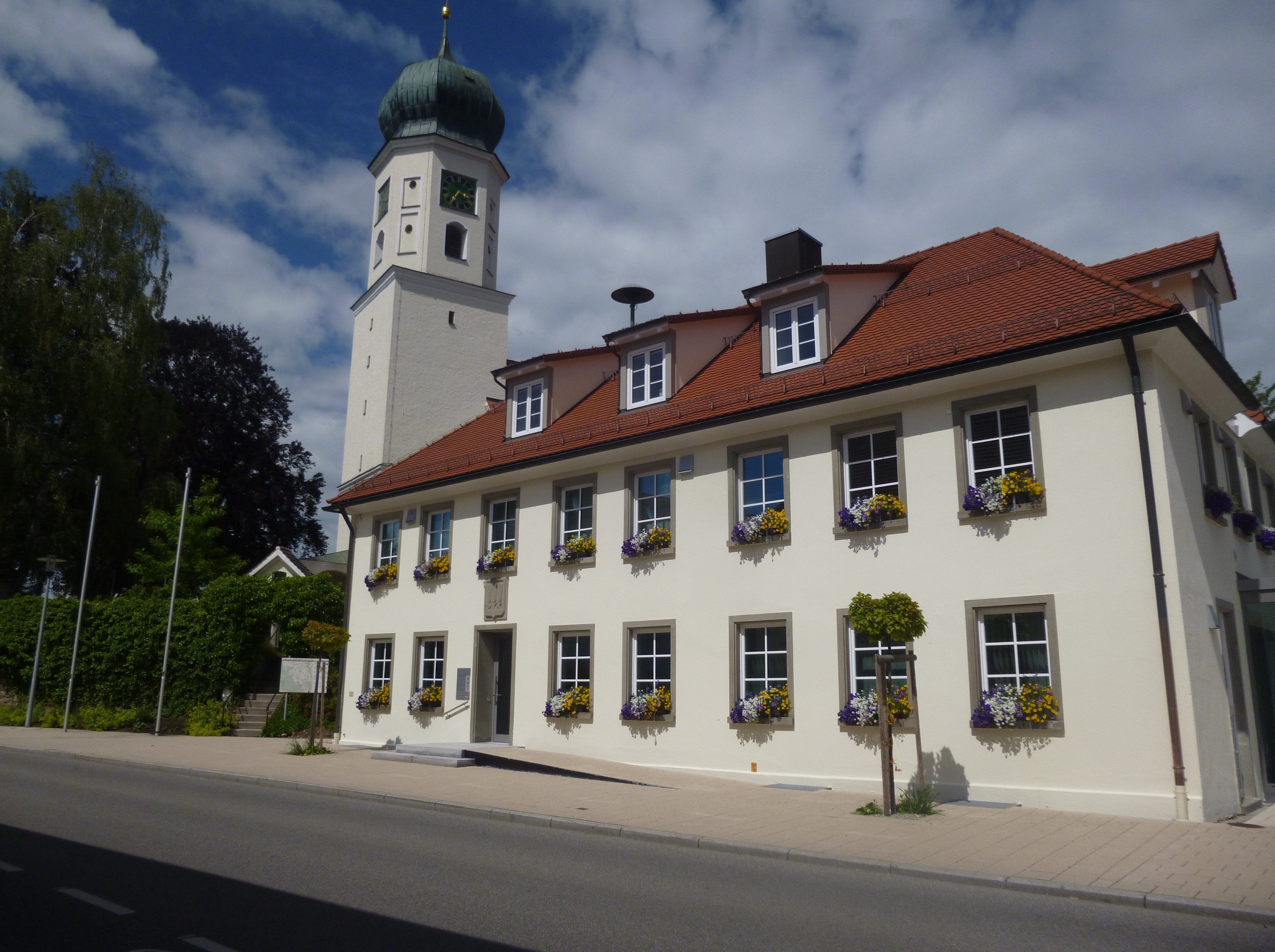  Rathaus mit Blumenschmuck 