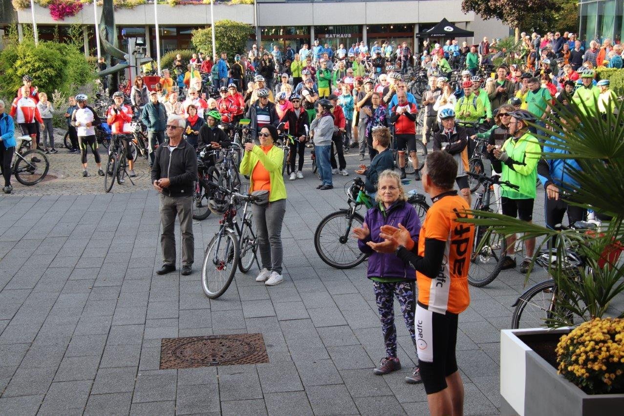  Die Teilnehmer der Raddemo auf dem Baienfurter Marktplatz - das Bild wird mit Klick vergrößert 
