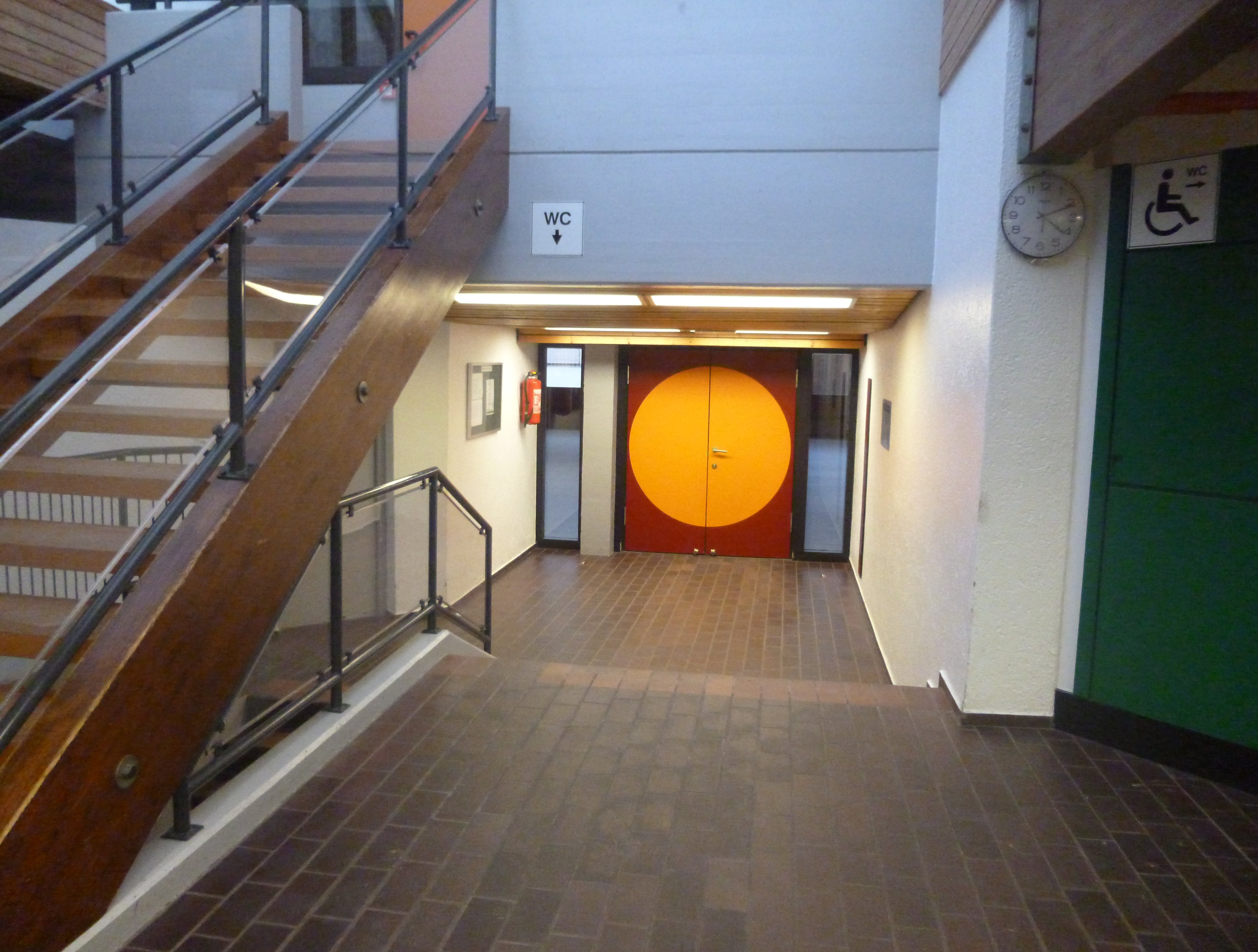  Foyer mit Sporthallenzugang 